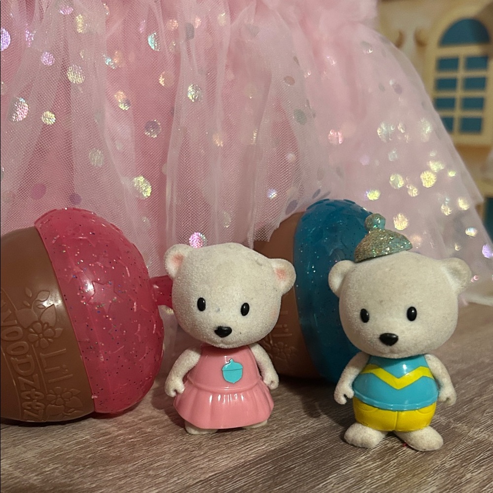 Li’l Woodzeez Adorable Bear Figurines with Glittery acorns